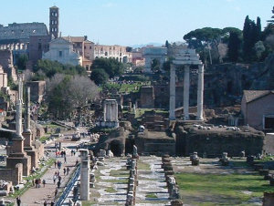 Imagen de las ruinas del templo de Saturno, lugar en el que se custodiaba el Tesoro del estado romano.