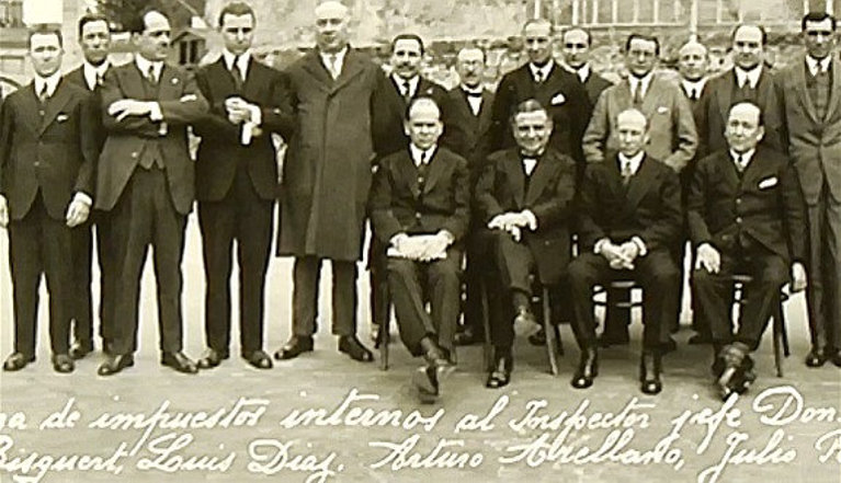 Antigua fotografía de los orígenes del Servicio de Impuestos Internos.