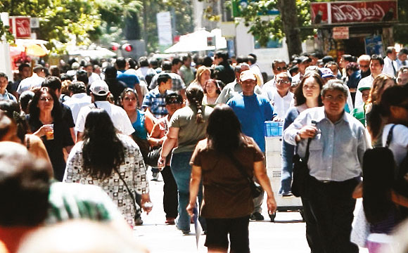Personas caminando por la calle.